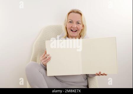 Flach liegendes Schreibwaren als Frau am Arbeitsplatz, Arbeit oder Bloggen, Neujahrsideen, Planen und Setzen von Zielen für das nächste Jahr ziemlich fröhliche Frauen Arme halten Stockfoto