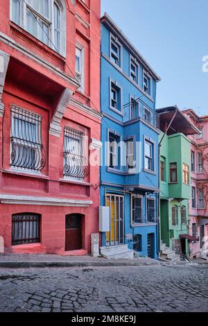 Istanbul, Türkei - Januar 2023: Farbenfrohe Häuser im Stadtteil Balat und historische Straßen in Istanbul Halic, Goldenhorn Stockfoto