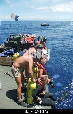 Mitglieder des Underwater Construction Team Two (UCT-2) bereiten sich auf das Tauchen und die Kabelinspektion der Pacific Missile Range Facility vor Kauai, Hawaii, vor. Land: Pazifik (POC) Stockfoto