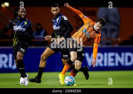 VOLENDAM, NIEDERLANDE - JANUAR 14: Yassin Oukili vom RKC Waalwijk und Gaetano Oristanio vom FC Volendam kämpfen um Besessenheit während des niederländischen Eredivisie-Spiels zwischen FC Volendam und RKC Waalwijk im Kras Stadion am 14. Januar 2023 in Volendam, Niederlande (Foto von Broer van den Boom/Orange Pictures) Orange Pics BV/Alamy Live News Stockfoto