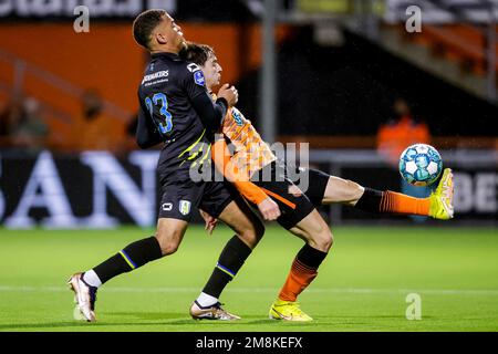 VOLENDAM, NIEDERLANDE - JANUAR 14: Jurien Gaari vom RKC Waalwijk fordert Gaetano Oristanio vom FC Volendam während des niederländischen Eredivisie-Spiels zwischen dem FC Volendam und dem RKC Waalwijk im Kras Stadion am 14. Januar 2023 in Volendam, Niederlande (Foto von Broer van den Boom/Orange Pictures) Guthaben: Orange Pics BV/Alamy Live News Stockfoto