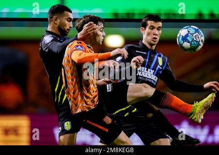 VOLENDAM, NIEDERLANDE - JANUAR 14: Yassin Oukili vom RKC Waalwijk und Gaetano Oristanio vom FC Volendam kämpfen um Besessenheit während des niederländischen Eredivisie-Spiels zwischen FC Volendam und RKC Waalwijk im Kras Stadion am 14. Januar 2023 in Volendam, Niederlande (Foto von Broer van den Boom/Orange Pictures) Orange Pics BV/Alamy Live News Stockfoto