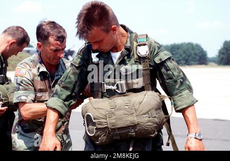 SGT. 1. Klasse Robert Baker, 10. Special Operations Forces, US Army, führt eine Sprungmeister-Inspektion des polnischen Fallschirmjägers Nenlcin Rafal durch, um einen gemeinsamen Fallschirmsprung vorzubereiten. Betreff Operation/Serie: DOUBLE EAGLE '95 Basis: Wedryzn Land: Polen (POL) Stockfoto