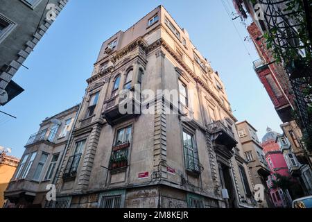 Istanbul, Türkei - Januar 2023: Altes griechisches Haus im Balat-Viertel und historische Straßen in Istanbul Halic, Goldenhorn Stockfoto