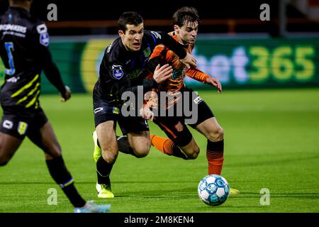 VOLENDAM, NIEDERLANDE - JANUAR 14: Pelle Clement vom RKC Waalwijk und Gaetano Oristanio vom FC Volendam kämpfen um Besessenheit während des niederländischen Eredivisie-Spiels zwischen FC Volendam und RKC Waalwijk im Kras Stadion am 14. Januar 2023 in Volendam, Niederlande (Foto von Broer van den Boom/Orange Pictures) Guthaben: Orange Pics BV/Alamy Live News Stockfoto