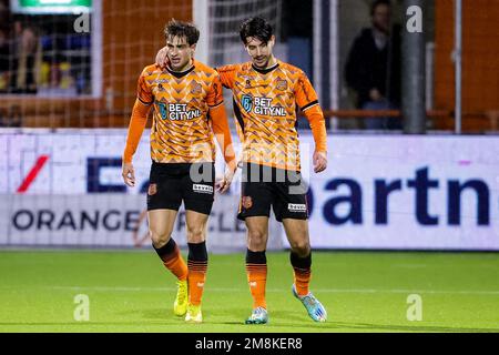 VOLENDAM, NIEDERLANDE - JANUAR 14: Florent Sanchez vom FC Volendam feiert mit Gaetano Oristanio vom FC Volendam, nachdem er während des niederländischen Eredivisie-Spiels zwischen dem FC Volendam und dem RKC Waalwijk am 14. Januar 2023 im Kras-Stadion in Volendam, Niederlande, sein zweites Tor erzielt hat (Foto von Broer van den Boom/Orange Pictures) Guthaben: Orange Pics BV/Alamy Live News Stockfoto