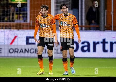 VOLENDAM, NIEDERLANDE - JANUAR 14: Florent Sanchez vom FC Volendam feiert mit Gaetano Oristanio vom FC Volendam, nachdem er während des niederländischen Eredivisie-Spiels zwischen dem FC Volendam und dem RKC Waalwijk am 14. Januar 2023 im Kras-Stadion in Volendam, Niederlande, sein zweites Tor erzielt hat (Foto von Broer van den Boom/Orange Pictures) Guthaben: Orange Pics BV/Alamy Live News Stockfoto
