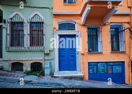 Istanbul, Türkei - Januar 2023: Farbenfrohe Häuser im Stadtteil Balat und historische Straßen in Istanbul Halic, Goldenhorn Stockfoto