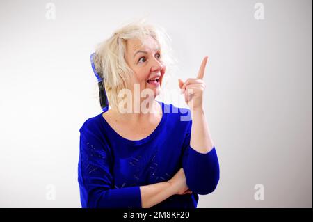 Friseurmedizin Haarrestauration beschädigte Haare mit gespaltenen Enden übergetrocknet verzogene Erwachsene Frau blond färben weiß beschädigte traurige Frau mit geschwollenem C Stockfoto