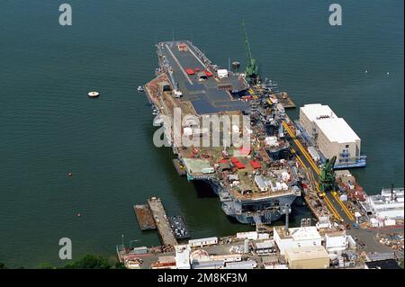 Ein hoch schräger Blick auf den nuklearbetriebenen Flugzeugträger JOHN C. STENNIS (CVN-74), der am Newport News Shipbuilding und der Drydock Corporation angebracht ist. Die Deckplattierung wird auf dem Cockpit installiert. Basis: James River Bundesstaat: Virginia (VA) Land: Vereinigte Staaten von Amerika (USA) Stockfoto