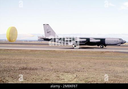 Eine B-52 Stratofortress aus dem 5. Bombenflügel, Minot AFB, North Dakota, landet auf Keflaviks Landebahn mit einer Drag-Rutsche, die nach einem simulierten Bombenanschlag ausgelöst wurde. Der Bombenabwurf ist Teil der Übung NORTHERN WIKINGER '95. Betreff Operation/Serie: NORTHERN VIKING '95 Base: Naval Air Station, Keflavik Land: Island (ISL) Stockfoto