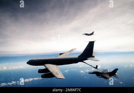 Ein US Air Force KC-135 Stratotanker betankt einen F-16D gegen Falcons, während ein anderer im Hintergrund wartet. Betrifft Operation/Serie: GEMEINSAME TASK FORCE ÜBUNG 95-3 Basis: MCAS, Cherry Point Staat: North Carolina (NC) Land: Vereinigte Staaten von Amerika (USA) Stockfoto
