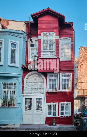 Istanbul, Türkei - Januar 2023: Farbenfrohe Häuser im Stadtteil Balat und historische Straßen in Istanbul Halic, Goldenhorn Stockfoto