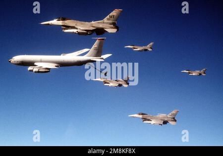 Ein US Air Force KC-135 Stratotanker betankt eine Formation der F-16D gegen Falcons. Betrifft Operation/Serie: GEMEINSAME TASK FORCE ÜBUNG 95-3 Basis: MCAS, Cherry Point Staat: North Carolina (NC) Land: Vereinigte Staaten von Amerika (USA) Stockfoto