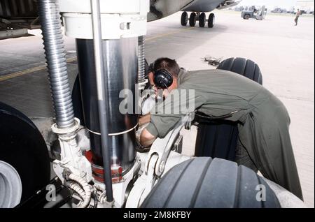 SSGT Jeff Schengler, Crewchef, befestigt Knieschellen an den Streben eines C-5B Galaxy, 60. und 349. Air Mobility Wing, Travis Air Force Base, Kalifornien, der mit Personal und Ausrüstung auf dem Malmstrom Air Force Base, Montana, ankam. Die Mitglieder der Luftwaffe üben ihre Arbeit mit Szenarien und Bedingungen, die die Fähigkeit einer Einheit testen, in einer simulierten Kriegsumgebung zu arbeiten. Betreff Operation/Serie: KRISENGEBIET 95-02NORTHERN PIKE Base: Luftwaffenstützpunkt Malstrom Bundesstaat: Montana (MT) Land: Vereinigte Staaten von Amerika (USA) Stockfoto