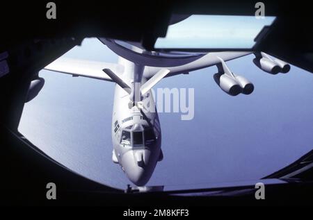 Luftaufnahme einer B-52 Stratofortress aus der Vogelperspektive durch das Fenster des Boom Operators eines KC-135-Flugzeugs. Die B-52 ist dem 5. Bomber Wing, Minot AFB, North Dakota zugeteilt und bereitet sich auf das Auftanken in Luft vor, durch eine KC-135 vom 319. Air Tanken Flügel, Grand Forks AFB, North Dakota. Sowohl die B-52 als auch die KC-135 nehmen an der Übung NORTHERN VIKING '95 Teil. Betreff Operation/Serie: NORTHERN VIKING '95 Base: Naval Air Station, Keflavik Land: Island (ISL) Stockfoto