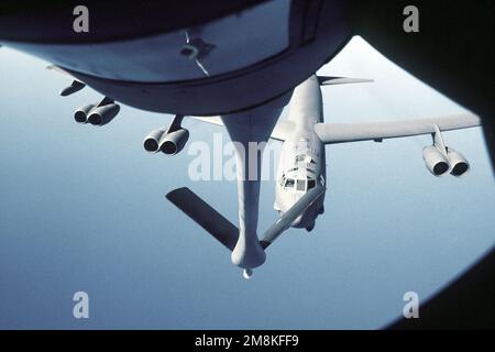 Luftaufnahme einer B-52 Stratofortress aus der Vogelperspektive durch das Fenster des Boom Operators eines KC-135-Flugzeugs. Die B-52 ist dem 5. Bomber Wing, Minot AFB, North Dakota zugeteilt und bereitet sich auf das Auftanken in Luft vor, durch eine KC-135 vom 319. Air Tanken Flügel, Grand Forks AFB, North Dakota. Beide Flugzeuge nehmen an der Übung NORTHERN VIKING '95 Teil. Betreff Operation/Serie: NORTHERN VIKING '95 Base: Naval Air Station, Keflavik Land: Island (ISL) Stockfoto