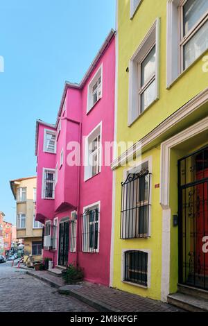 Istanbul, Türkei - Januar 2023: Farbenfrohe Häuser im Stadtteil Balat und historische Straßen in Istanbul Halic, Goldenhorn Stockfoto