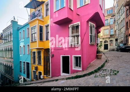 Istanbul, Türkei - Januar 2023: Farbenfrohe Häuser im Stadtteil Balat und historische Straßen in Istanbul Halic, Goldenhorn Stockfoto