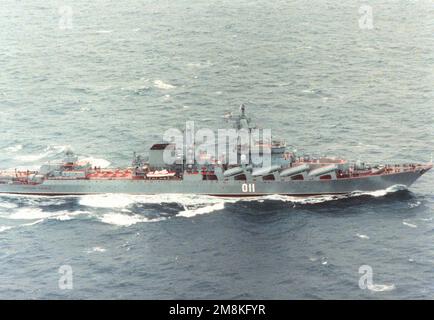 Steuerbordseitiger Blick auf die russische Navy Pacific Fleet Slava-Klasse-gesteuertes Raketenkreuzer Varyag (CG-011) im Gange. Ehemaliger Name: Chernova Ukraina. Beachten Sie, dass das Namensschild am Schiffsheck noch nicht geändert wurde. Land: Meer Von Okhotsk Stockfoto