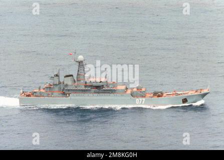 Luftsichtgerät Steuerbord des russischen Navy Pacific Fleet Ropucha II-Panzerlandeschiffs BDK-077 im Einsatz. Land: Japanisches Meer Stockfoto