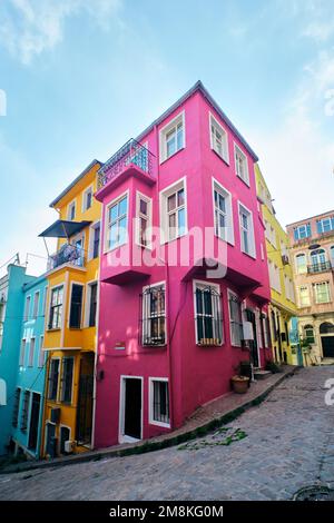 Istanbul, Türkei - Januar 2023: Farbenfrohe Häuser im Stadtteil Balat und historische Straßen in Istanbul Halic, Goldenhorn Stockfoto