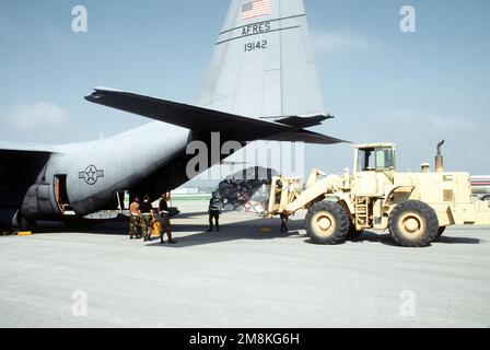 Reservisten der 28. Flugstaffel in Chicago, Illinois, und der 75. Flugstaffel in Youngstown, Ohio, laden Fracht von einem C-130 Hercules herunter. Die C-130s nehmen an der Übung Patriot Express '95 Teil. Betreff Betrieb/Serie: PATRIOT EXPRESS '95 Basis: Kansas City Downtown Airport Bundesstaat: Missouri (MO) Land: Vereinigte Staaten von Amerika (USA) Stockfoto