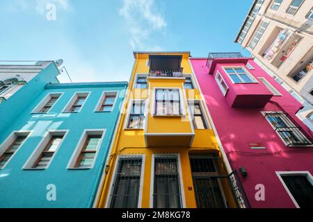 Istanbul, Türkei - Januar 2023: Farbenfrohe Häuser im Stadtteil Balat und historische Straßen in Istanbul Halic, Goldenhorn Stockfoto