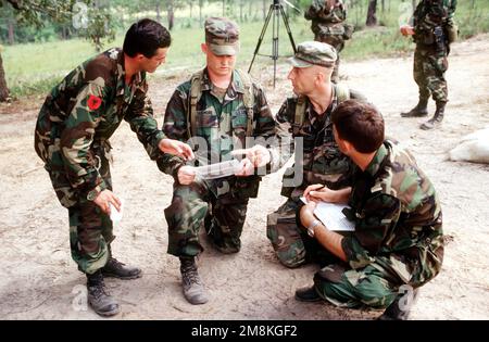 HAUPTMANN. James Skidmore (Zweiter von links), Beobachter/Trainer der US-Armee, informiert die Führer des albanischen Armeeplatins in einer Übung zum Situationstraining über die Erkennung von Landminen. Soldaten aus drei NATO- und 14 anderen mittel- und osteuropäischen Ländern entwickeln während der Übung im Joint Readiness Training Center ihre gemeinsamen Friedensfähigkeiten. Cooperative Nugget '95 ist die sechste Übung der Partnerschaft für den Frieden, aber die erste, die auf US-Territorium stattfindet. Betreff Operation/Serie: GENOSSENSCHAFT NUGGET '95 Basis: Fort Polk Bundesstaat: Louisiana (LA) Land: Vereinigte Staaten von Amerika (USA) Stockfoto