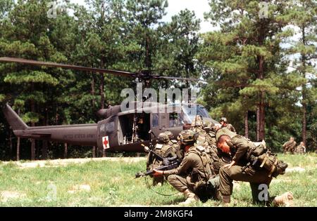 Soldaten des 1. Bataillons, Prinzessin Patricias kanadische leichte Infanterie, sichern die Landezone, während ein Helikopter der US-Armee ein simuliertes Opfer im Rahmen des Situationstrainings evakuiert. Die kanadischen Soldaten sind in Fort Polk, um an dieser Übung teilzunehmen. Soldaten aus drei NATO- und 14 anderen mittel- und osteuropäischen Ländern entwickeln während der Übung im Joint Readiness Training Center ihre gemeinsamen Friedensfähigkeiten. Cooperative Nugget '95 ist die sechste Übung der Partnerschaft für den Frieden, aber die erste, die auf US-Territorium stattfindet. Betreffbetrieb/Serie: COOP Stockfoto