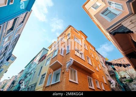 Istanbul, Türkei - Januar 2023: Farbenfrohe Häuser im Stadtteil Balat und historische Straßen in Istanbul Halic, Goldenhorn Stockfoto