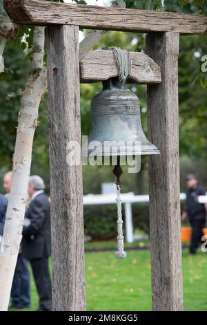 Windsor, Berkshire, Großbritannien. 3. Oktober 2022. Die Glocke im Parade Ring auf der Windsor Rennbahn. Kredit: Maureen McLean/Alamy Stockfoto