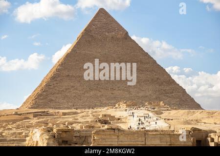 Überwältigende Pyramide von Chephren oder Chephren in Gizeh vor dem blauen Himmel Stockfoto