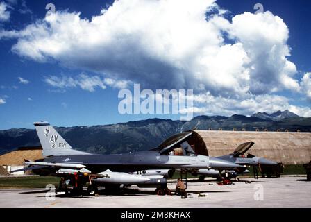 DIE BESATZUNG der US Air Force leitet vor den Luftangriffen der NATO auf serbische Ziele rund um Sarajewo, Bosnien-Herzegowina, ein Preflight-Flugzeug. Betrifft Operation/Serie: ABSICHTLICHER TRUPPENSTÜTZPUNKT: Luftstützpunkt Aviano Staat: Pordenone Land: Italien (ITA) Stockfoto