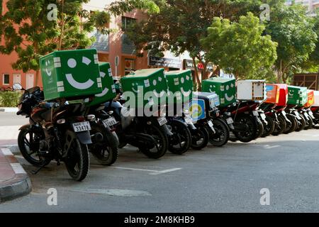 Dubai, Vereinigte Arabische Emirate - 28. September 2022 Lieferservice für Lebensmittel nach Hause Motorräder warten auf Online-Bestellung auf dem Parkplatz Stockfoto