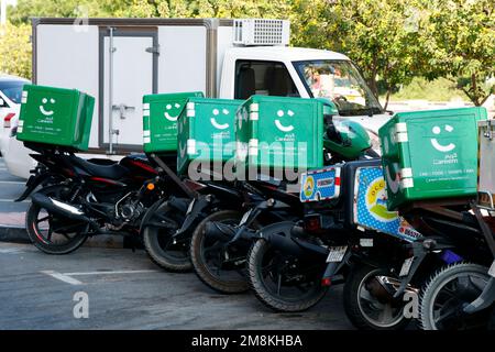 Lieferservice für Speisen und Getränke Motorräder warten auf Online-Bestellung auf dem Parkplatz Stockfoto