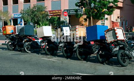 Dubai, Vereinigte Arabische Emirate - 28. September 2022 Lieferservice für Lebensmittel nach Hause Motorräder warten auf Online-Bestellung auf dem Parkplatz Stockfoto