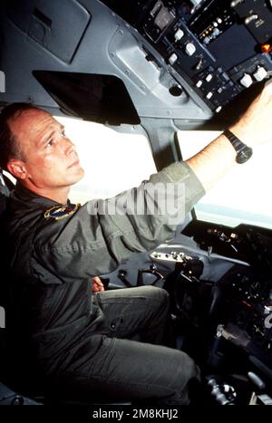 TECH. SGT. Keith Davis, ein Flugingenieur der 32. Air Tanken Squadron, führt eine Systemprüfung vor dem Flug durch, während er sich auf eine Luftbetankungsmission vorbereitet. Die Joint Task Force 95-3 beteiligte jede Zweigstelle der Streitkräfte und alle größeren Einheiten des US-amerikanischen Atlantikkommandos. Das Flugzeug ist vom 69. Kampfgeschwader, Luftwaffenstützpunkt Moody, Georgia (genaues Datum unbekannt). Operation/Serie: JOINT TASK FORCE 95-3 Base: Seymour Johnson Air Force Base Staat: North Carolina (NC) Land: Vereinigte Staaten von Amerika (USA) Stockfoto