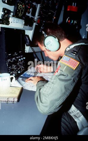 HAUPTMANN. Tim Howell, ein KC-135 Stratotanker Navigator, zeichnet Standort und Flugkoordinaten auf, um Warnbereiche vor einer Luftbetankungsmission zu markieren. An der Übung nahmen alle Zweige der Streitkräfte und alle größeren Einheiten des US-amerikanischen Kommandos für den Atlantik Teil. Das Flugzeug ist vom 69. Kampfgeschwader, Luftwaffenstützpunkt Moody, Georgia (genaues Datum unbekannt). Operation/Serie: JOINT TASK FORCE 95-3 Base: Seymour Johnson Air Force Base Staat: North Carolina (NC) Land: Vereinigte Staaten von Amerika (USA) Stockfoto