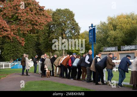 Windsor, Berkshire, Großbritannien. 3. Oktober 2022. Rennfahrer beobachten die Pferde im Ring vor der Parade vor den At the Races App Expert Tips fillies Novice Stakes (Klasse 5) (Div II). Kredit: Maureen McLean/Alamy Stockfoto