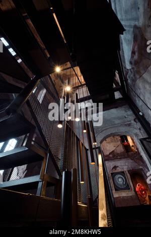 Istanbul, Türkei - Januar 2023: (Halic Sanat) Halic Art Gallery, die von der IBB Metropolitan Municipality am Balat Golden Horn aus dem alten griechischen Haus umgebaut wurde Stockfoto