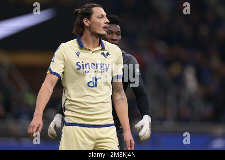 Mailand, Italien, 14. Januar 2023. Mailand Djuric von Hellas Verona und Andre Onana vom FC Internazionale während des Spiels der Serie A in Giuseppe Meazza, Mailand. Der Bildausdruck sollte lauten: Jonathan Moscrop / Sportimage Credit: Sportimage/Alamy Live News Stockfoto