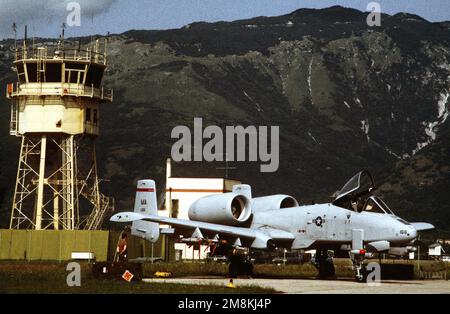 Eine US Air Force A-10 Thunderbolt II von der Massachusetts Air National Guard, 104. Fighter Group, ist bereit für NATO-Luftangriffe gegen die bosnischen Serben. Betrifft Operation/Serie: ABSICHTLICHER TRUPPENSTÜTZPUNKT: Luftstützpunkt Aviano Staat: Pordenone Land: Italien (ITA) Stockfoto