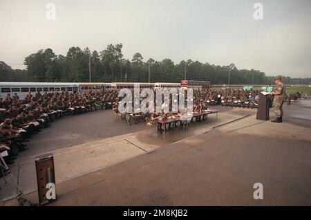 Mitglieder der 24. Infanterie-Division (mechanisiert) nehmen an einem Briefing zu Munitionslieferstellen Teil. Betreff Betrieb/Serie: Einsatzgebiet: Fort Stewart Bundesstaat: Georgia (GA) Land: Vereinigte Staaten von Amerika (USA) Stockfoto