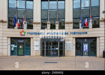 Montpellier, Occitanie, Frankreich, 12 28 2022 – mediterranes städtisches Wohngebäude mit Babysitter-Einrichtungen Stockfoto