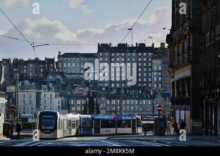 Edinburgh Scotland, Vereinigtes Königreich, 14. Januar 2023. Straßenbahn von Edinburgh vor dem Hintergrund der Altstadt. Live-Nachrichten von sst/alamy Stockfoto