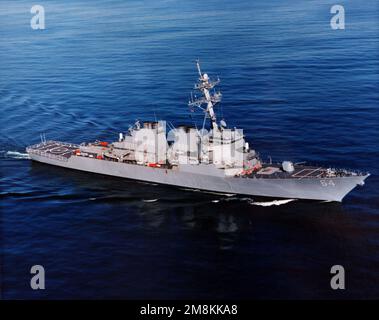 Eine Luftsteuerbord-Bugansicht des gesteuerten Raketenzerstörers USS Carney (DDG-64), der während der Seeversuche des Bauunternehmers mit langsamer Geschwindigkeit unterwegs ist. Land: Atlantik (AOC) Stockfoto