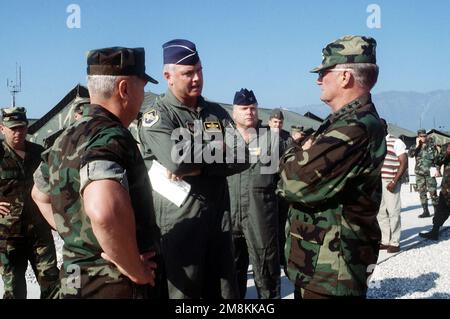 GENERAL John Shilikashvili, Vorsitzender der Stabschefs, LGEN Michael E. Ryan, Befehlshaber der Alliierten Luftwaffe Südeuropa und der 16. Luftwaffe, und COL George E. Monarch III, US Marine Liaison, erörtern die Lebensbedingungen des Personals auf dem Luftstützpunkt. GENERAL Shalikaschwili besucht den Luftwaffenstützpunkt, um Einsatzanweisungen zu erhalten und Personal zu treffen, das an Operation Deny Flight beteiligt ist. Betreff Betrieb/Serie: DENY-FLUGSTÜTZPUNKT: Luftwaffenstützpunkt Aviano Staat: Pordenone Land: Italien (ITA) Stockfoto