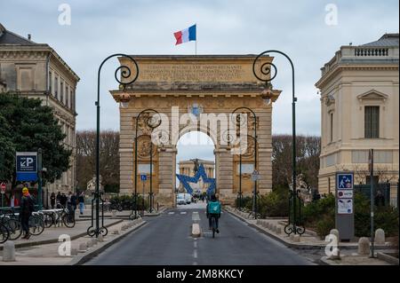 Montpellier, Occitanie, Frankreich, 12 28 2022 - Arc de Triomphe und Gerichtsgebäude Stockfoto