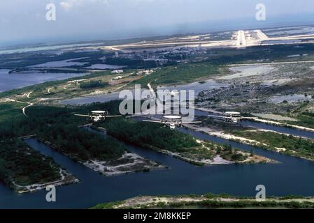 Luftaufnahme von drei E-2C Hawkeye-Flugzeugen des Airborne Early Warning Squadron One-Two-Zero (VAW-120) und eines C-2A Greyhound Carrier On-Board Delivery (COD)-Flugzeugs des Fleet Logistics Squadron Forty (VRC-40) in Formation über den U-Booten des Zweiten Weltkriegs auf Boca Chica Key an der Naval Air Station Key Key. Basis: Marine Air Station, Key West State: Florida (FL) Land: Vereinigte Staaten von Amerika (USA) Stockfoto